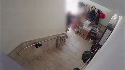 מזומן, אשראי, בושם וניידים | שוטרי בני ברק תפסו חשוד בגניבה • תיעוד הגניבות