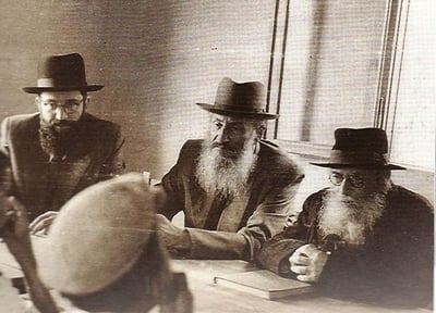 עם מרן החזון אישזצ"ל ורבי יעקב הלפרין בבחינת תלמידים, 