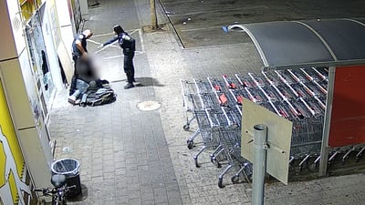 הגנב מצליח לצאת עם השלל מהסופר בתל אביב - ואז הוא מגלה | צפו
