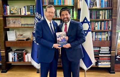 ״חבר, למעלה מחצי יובל״ | כשרב הסלבס  העניק לנשיא הרצוג את ספרו ׳גדולה שימושה׳