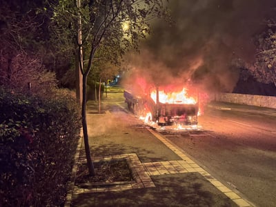 משאית לימוד נהיגה נפגעה קשה לאחר שעלתה באש