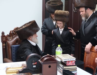 האדמו"ר מויז'ניץ חובש את הקולפיק על ראש נכדו