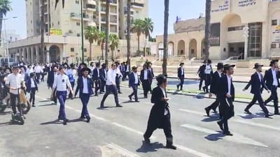 ליד תחנת המשטרה בפתח תקווה: עימותים והפגנה סוערת בעקבות מעצר תלמיד ישיבה