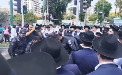 שוטרי יס"מ מול עשרות בחורים: תלמיד הישיבה שוחרר אחרי הפגנה סוערת