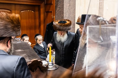 האדמו"ר מבאבוב מדליק נר נשמה בערב שבת