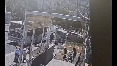 הנערים תועדו: הכו באכזריות נהג אוטובוס שסירב לעלות את האופניים שלהם 