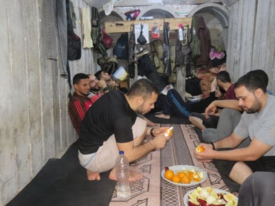 התפריט במנהרות חמאס: תבשיל עוף, פירות ועוגה מתוקה | התיעודים
