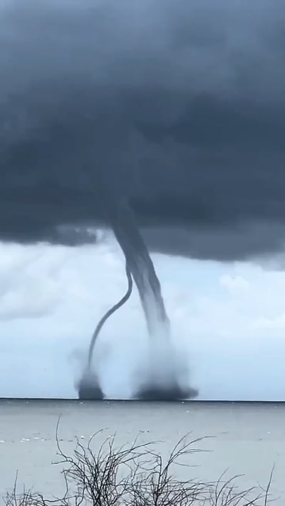 מראה מרהיב באיטליה: טורנדו מים כפול התחבר בחסות הרוחות  