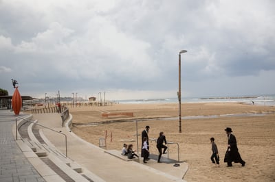 משפחה חרדית בכניסה לחוף 