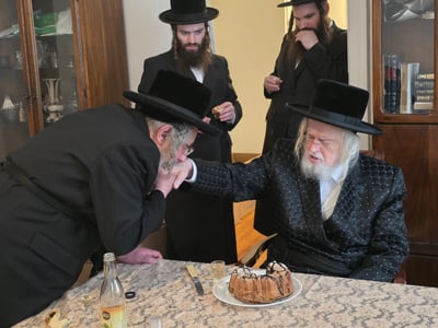 האדמו"ר ממונקאטש בקביעת מזוזה בבית הרה"ג חיים מיכל כהן