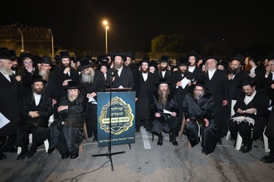 גדולי האדמו״רים בעצרת הרבבות מול כלא 10