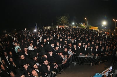 העצרת מול הכלא