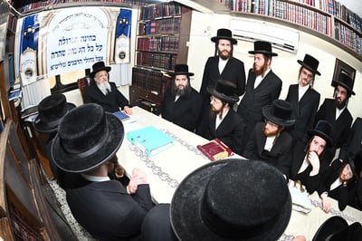 הגאון רבי יעקב מאיר שטרן בוחן את אברכי 'אהבת ציון - זיבנבערגן'