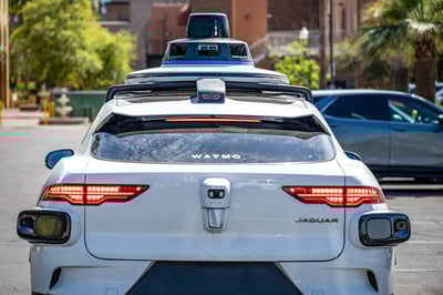 מעדיפה חיישני רדאר וליידאר. Waymo