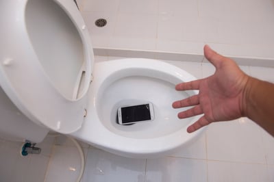 בטקס חגיגי הילד זורק את הנייד ישר לאסלה