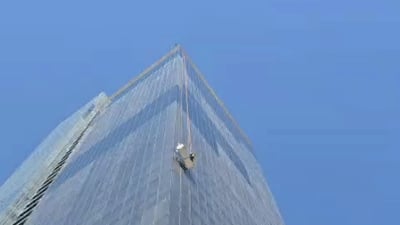 אימה במגדל המשרדים: מנקי החלונות נתקעו בגובה רב | אחרי שעות - אחד חולץ