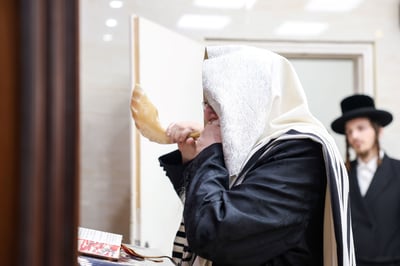 האדמו"ר מצאנז בתקיעת שופר
