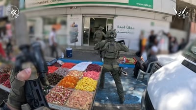 המחבל המבוקש נכנס לבנק - ויצא אזוק בידי הלוחמים המסוערבים | צפו