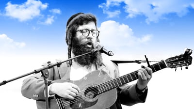 הקומזיצר הידוע חוזר עם אלבום חדש: "ארץ מרחקים"