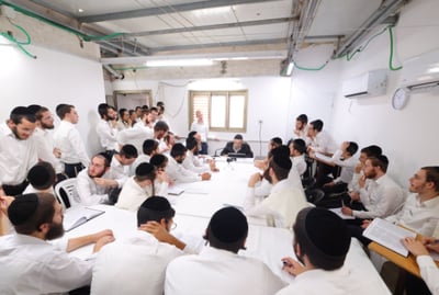 בצילם של מנהיגי הדור שמסרו את השיעורים: כך נראה היום הראשון בסלבודקה