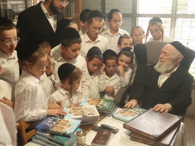 הגר"י זילברשטיין בוחן את אברכי וילדי גור