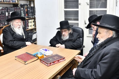 פגישת גדולי ישראל האדמו"ר מגור והגרמ"ה הירש במעונו של הגר"ד לנדו | ארכיון