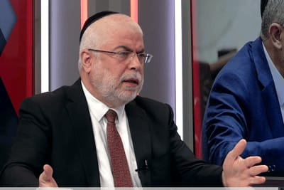 הרב בניזרי במתקפה חריפה על רב הסלבס: "השתגעת? טובל ושרץ בידו"