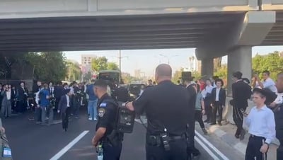 "נאלץ להשתמש בכוח": הפלג חוסם את הציר המרכזי בכניסה לבני ברק
