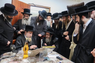 האדמו"ר מקרעטשניף סיגעט בביקור אצל האדמו"ר מרחמסטריווקא