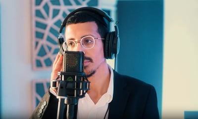 צייר וזמר? מנחם חוטר מחדש את הלהיט