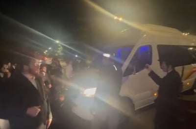דרמה ליד כלא 10 - אחרי מעצר תלמידי הישיבות בנתב"ג: מפגינים בלמו טנדר שהביא את העצורים 