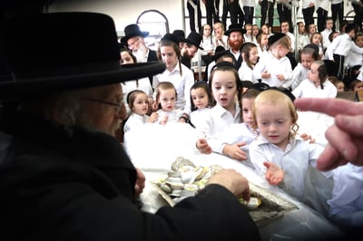 ילדי פינסק קרלין מקבלים דבש מהאדמו"ר