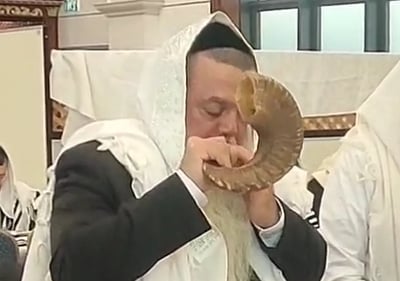צולם על ידי גוי | תיעוד מיוחד: הגאון רבי יגאל כהן תוקע "תקיעות דמיושב" בראש השנה