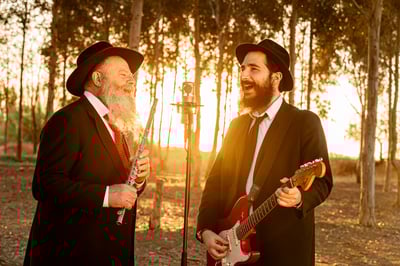 ברק גרוסברג במחווה מוזיקלית למוזיקאי שהחזיר אותו בתשובה: "עושים תשובה"