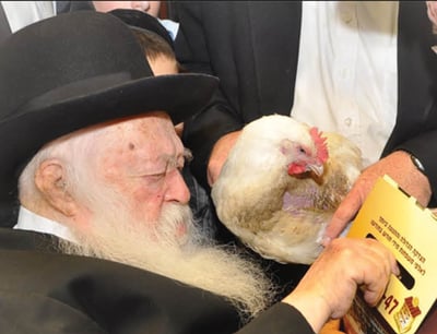 מנהגו של מרן שר התורה, רבינו הגר"ח קנייבסקי זצ"ל, היה לערוך כפרות על בעוף שהיה מסבב על ראשו כנהוג, ולאחר מכן נתן תמורתו לצדקה.
