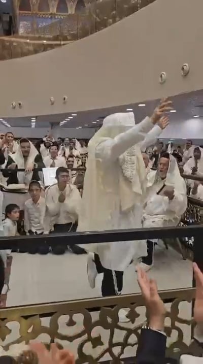 לאחר 40 יום של סליחות ותפילות: צפו בגאון רבי ראובן אלבז פוצח בריקוד נלהב בצאת הצום
