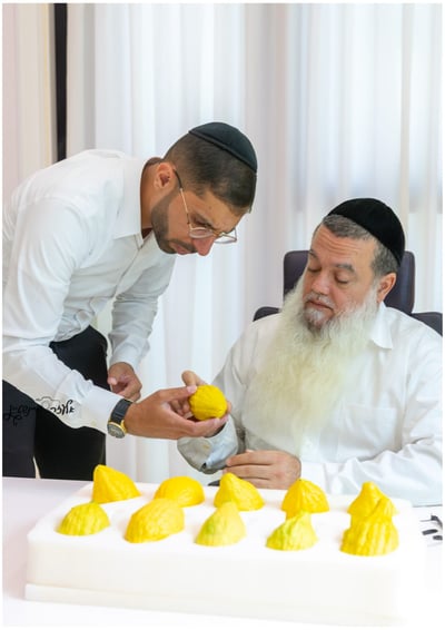 הגאון רבי יגאל כהן בבדיקת אתרוגים