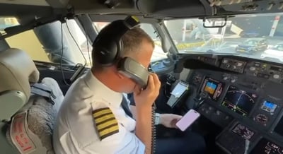 "זו לא טיסה רגילה": כך נשמעה ההודעה המרגשת בטיסה שהביאה את בני משפחות החטופים 