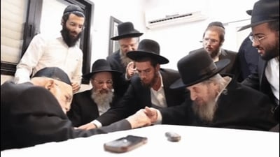 הגר"ד לנדו ביקר אצל ידידו מנוער ובתום הביקור פצחו השניים בריקוד שמח | תיעוד