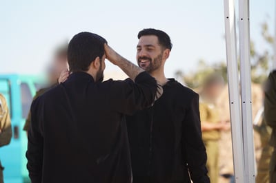 תיעוד מרגש: שישה חטופים ראשונים עם כוחות צה"ל בשטח מדינת ישראל