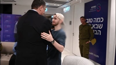 מסר רוחני עמוק: זה מה שהיה רשום על הצמיד שנתן שורד השבי לשר הביטחון כ"ץ