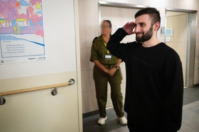 יומיים אחרי ששוחרר מהשבי: מתן אנגרסט משתתף בהלווית מפקדו הי"ד