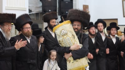 הרבי מזוועהיל רקד עם ספר התורה העתיק של הרה"ק מזלאטשוב זי"ע