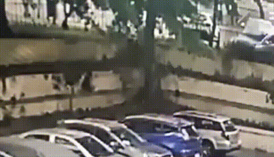 נהגת בת 86 התהפכה ב-360 מעלות ונחתה בדיוק במקום הפנוי | צפו