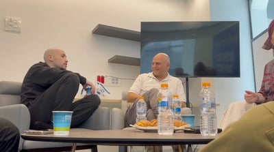"נשכבנו על הרצפה": איתן מור משחזר את רגע האימה מול המצלמות