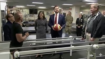 "תזמינו את השירות החשאי לבחור הזה”: סגן הנשיא ארה"ב השתעשע עם חייל מארינס פצוע | צפו