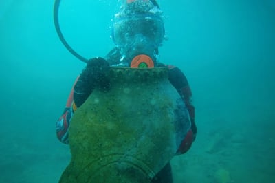ארכיאולוגית מהאקדמיה הרוסית למדעים מחזיקה שבר מכד עתיק