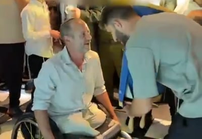 רגעים של דמעות: הלוחם שאיבד את רגליו במלחמה בריקוד עם ספר התורה לזכרו של החייל שנפל | צפו