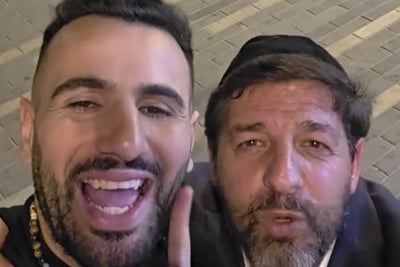 החקיין החילוני המוכר חשף לחסידים: "אני נין של אחד מגדולי הרבנים" | צפו