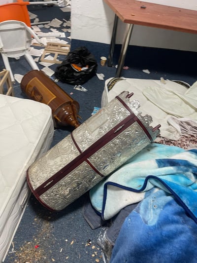 השחתת בית הכנסת 